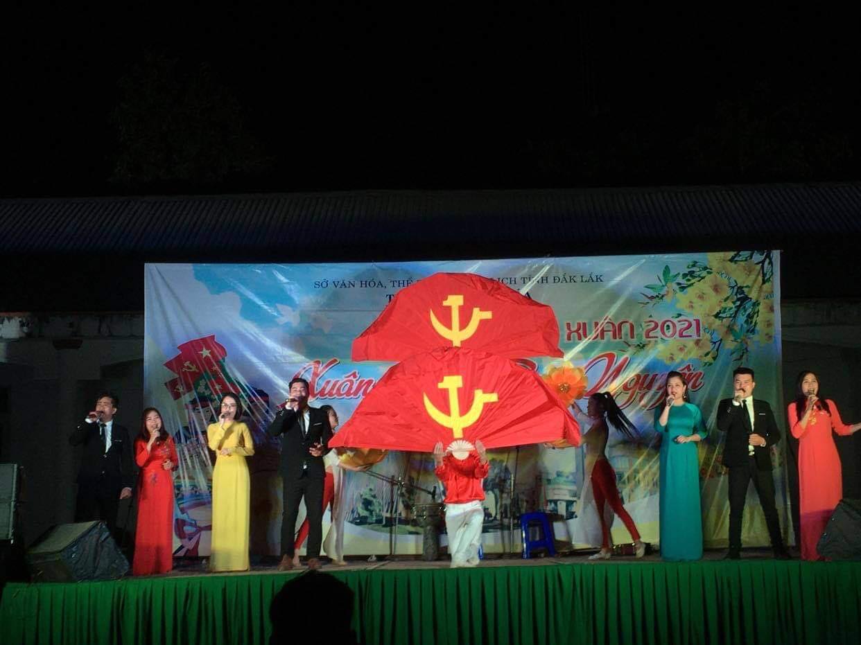 Biểu diễn văn nghệ phục vụ Nhân dân vùng biên giới