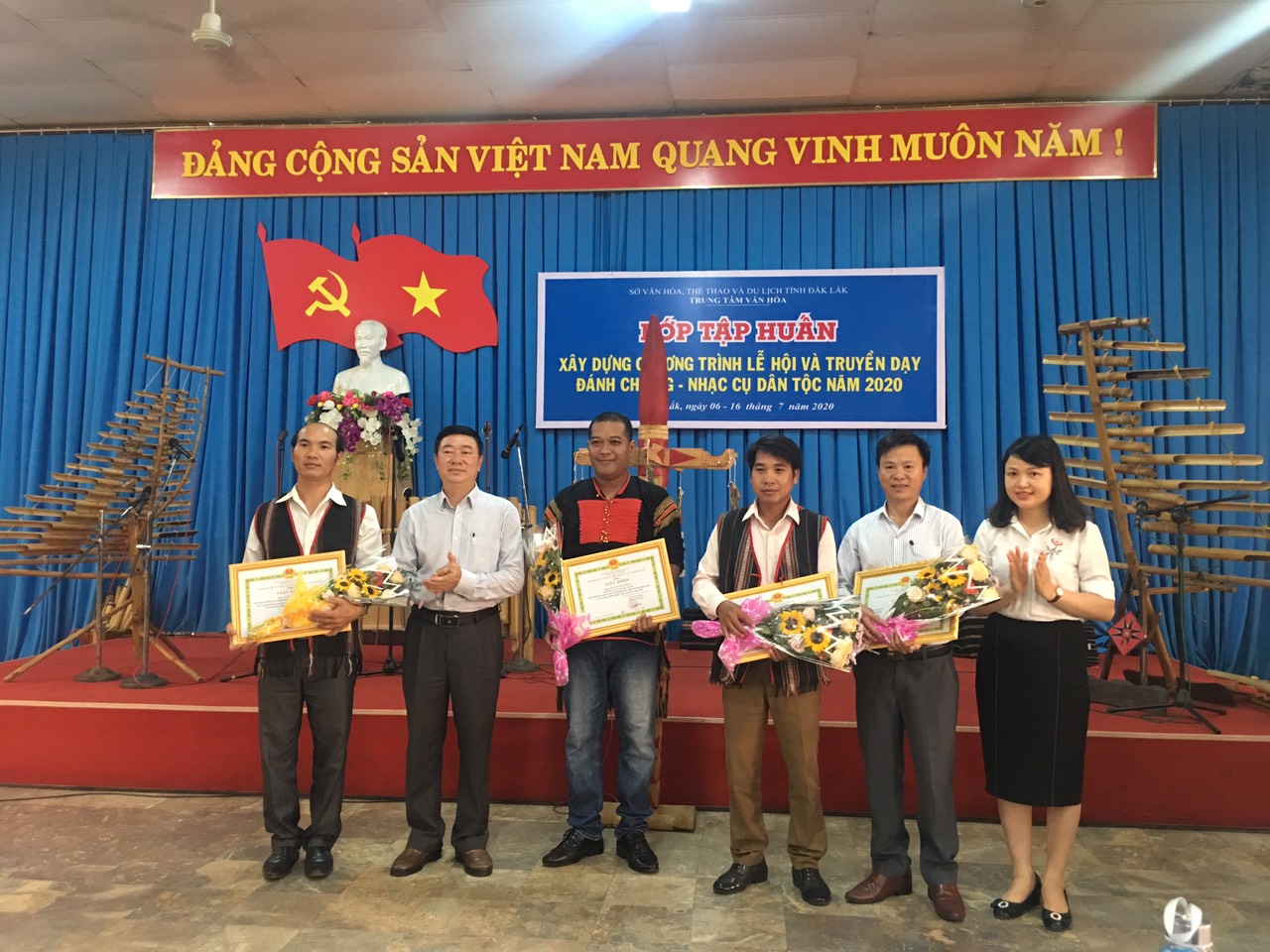 Bế giảng Lớp tập huấn xây dựng chương trình lễ hội và truyền dạy đánh chiêng - nhạc cụ dân tộc năm 2020