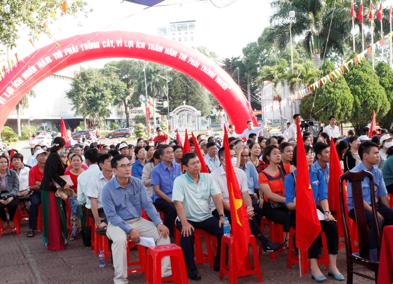 Đại biểu tham dự lễ phát động "Tết trồng cây đời đời nhớ ơn Bác Hồ"