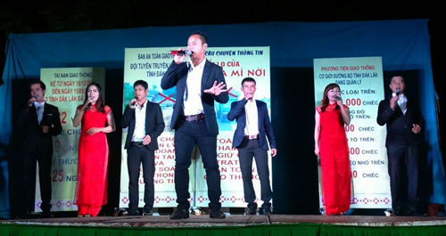 ĐỘI TUYÊN TRUYỀN LƯU ĐỘNG VÀ NGHỆ THUẬT MÚA RỐI TUYÊN TRUYỀN PHỤC VỤ CƠ SỞ