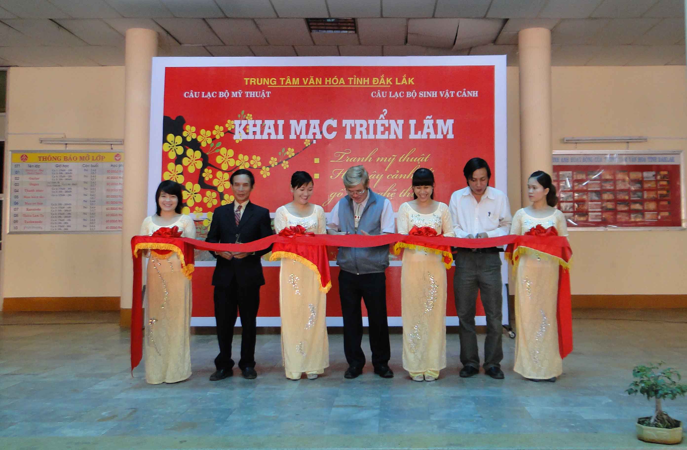 Triển lãm  “Tranh Mỹ thuật, hoa, cây cảnh, đá, gỗ lũa mỹ thuật”.