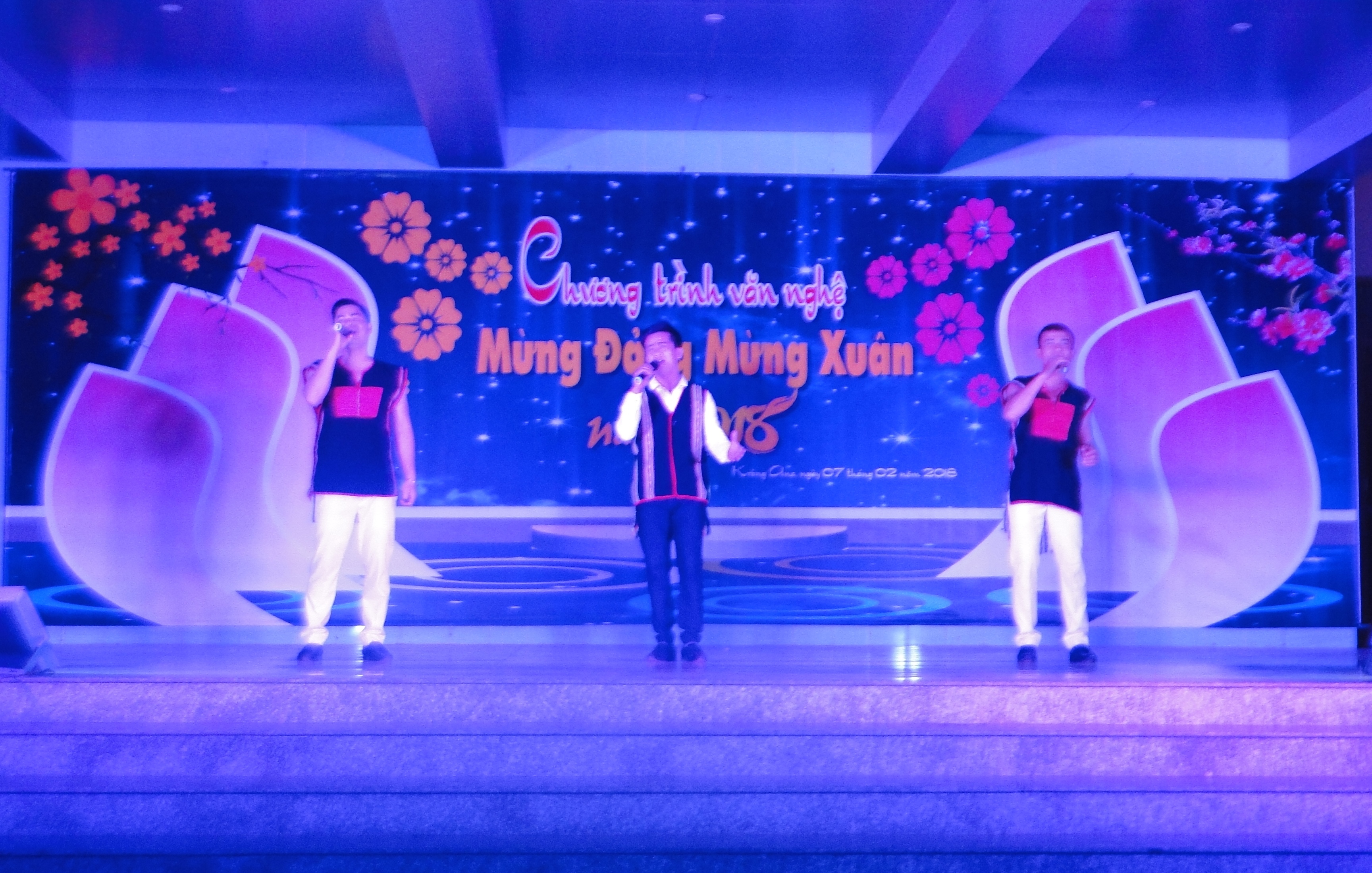 TRUNG TÂM VĂN HÓA TỈNH PHỐI HỢP VỚI PHÒNG VĂN HÓA HUYỆN KRÔNG ANA BIỂU DIỄN CHƯƠNG TRÌNH VĂN NGHỆ MỪNG ĐẢNG, MỪNG XUÂN