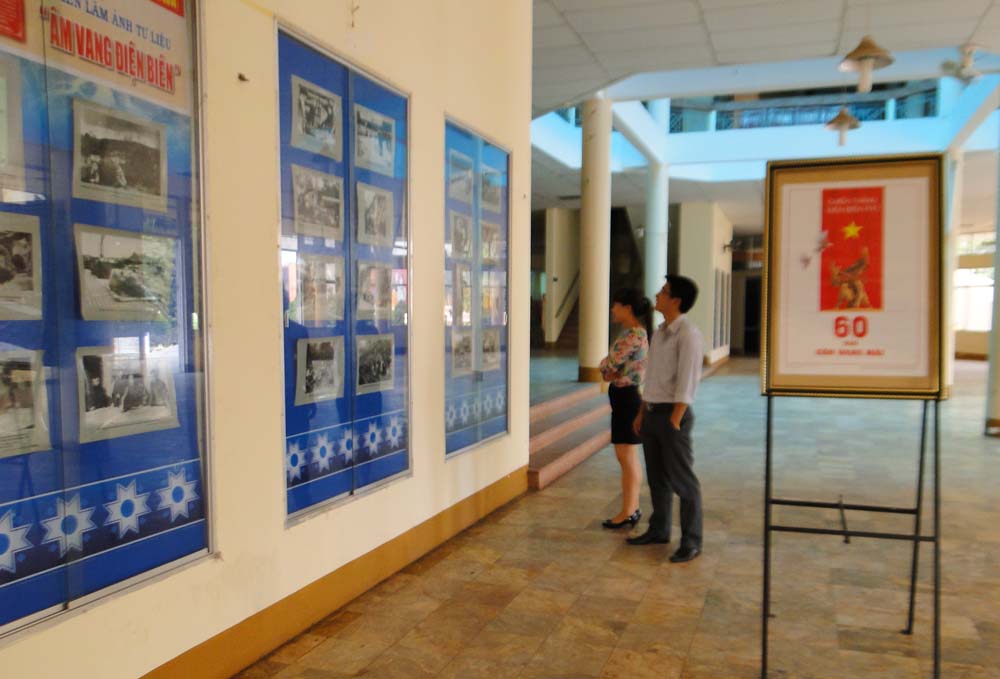 Trưng bày bộ ảnh tư liệu “Âm vang Điện Biên”