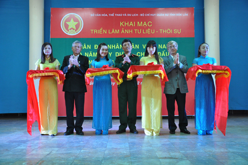 TRIỂN LÃM ẢNH TƯ LIỆU - THỜI SỰ “QUÂN ĐỘI NHÂN DÂN VIỆT NAM 70 NĂM XÂY DỰNG, CHIẾN ĐẤU, CHIẾN THẮNG VÀ TRƯỞNG THÀNH”