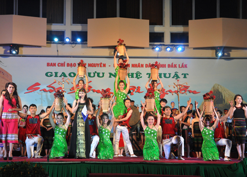 GIAO LƯU NGHỆ THUẬT "SỨC SỐNG CỘI NGUỒN"