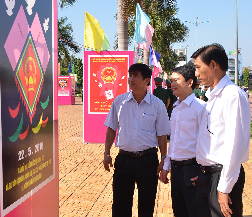 Triển lãm lưu động tranh cổ động tấm lớn tuyên truyền cuộc Bầu cử đại biểu Quốc hội khóa XIV và đại biểu Hội đồng nhân dân các cấp nhiệm kỳ 2016 – 2021