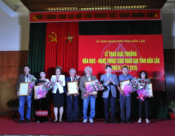 TRAO GIẢI THƯỞNG VĂN HỌC NGHỆ THUẬT CHƯ YANG SIN LẦN THỨ II NĂM 2015