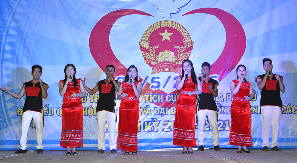 THEO ĐỘI TUYÊN TRUYỀN LƯU ĐỘNG TỈNH ĐI TUYÊN TRUYỀN BẦU CỬ Ở CƠ SỞ