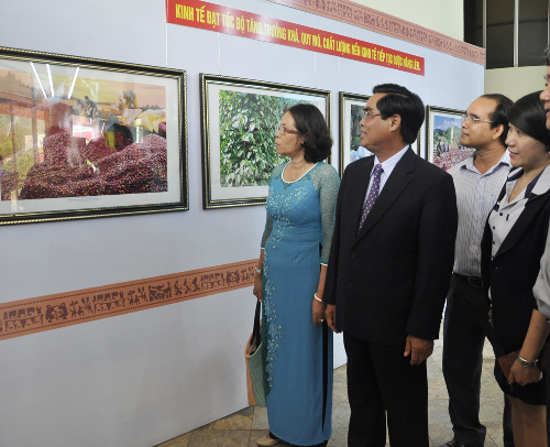 Triển lãm ảnh thời sự “Một số thành tựu Kinh tế, Văn hóa – xã hội, Quốc phòng – an ninh và đối ngoại” nhiệm kỳ 2010 – 2015