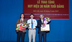 Đảng bộ Sở Văn hóa, Thể thao và Du lịch tổ chức Lễ trao Huy hiệu 30 năm tuổi Đảng