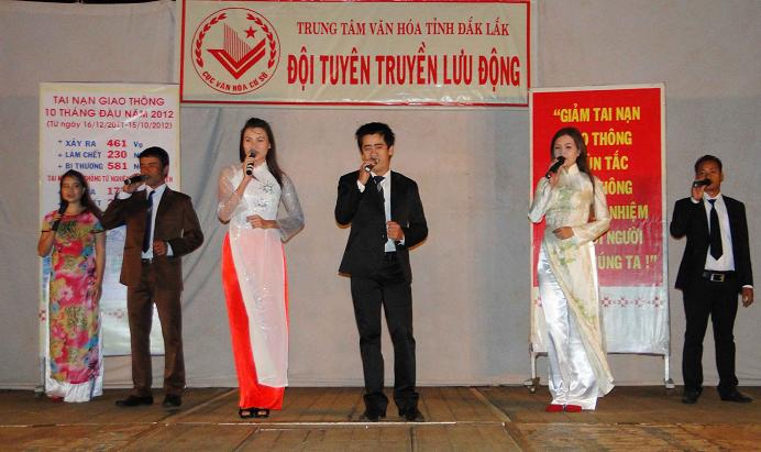 ĐỘI TUYÊN TRUYỀN LƯU ĐỘNG TỈNH ĐẮK LẮK  LUÔN HƯỚNG VỀ CƠ SỞ