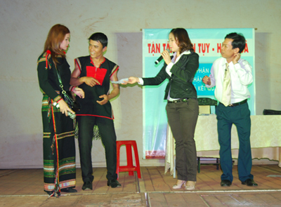 Trung tâm Văn hóa tỉnh tổ chức Chương trình nghệ thuật tổng hợp tuyên truyền với chủ đề “Chung tay cải cách hành chính” phục vụ cơ sở