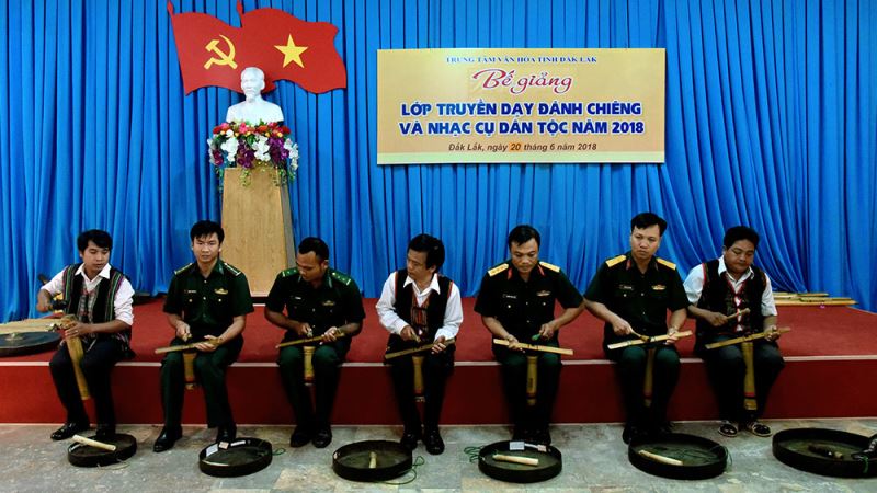 Bế giảng Lớp truyền dạy đánh chiêng và nhạc cụ dân tộc năm 2018