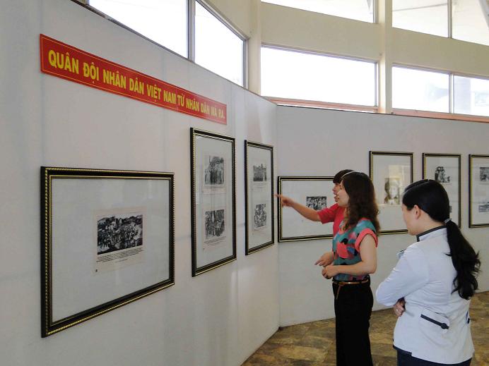 Trưng bày bộ ảnh “Vinh quang được là người chiến sỹ”