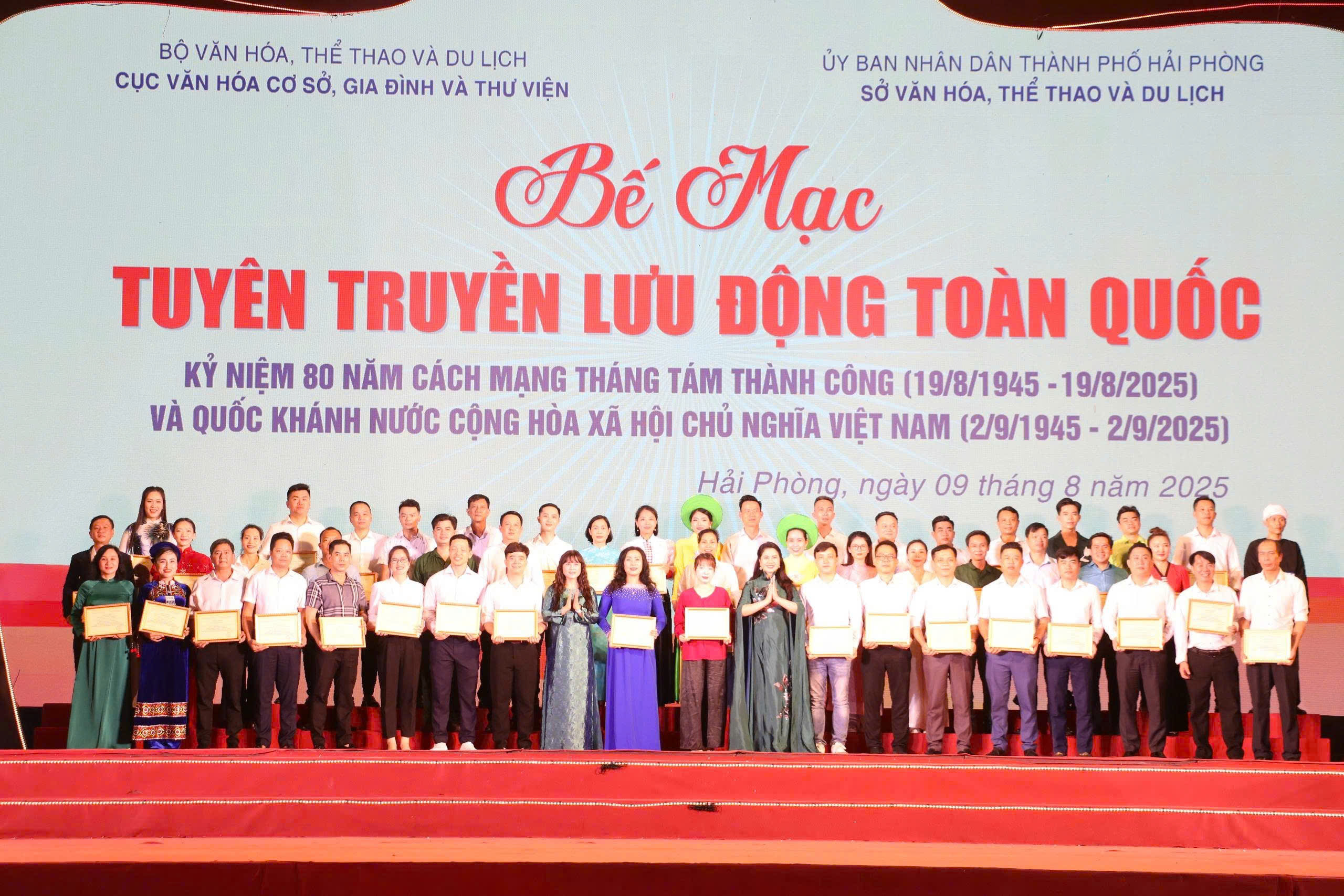 Đắk Lắk đạt 01 Huy chương Vàng và 02 Huy chương Bạc trong Hội thi Tuyên truyền lưu động toàn quốc kỷ niệm 80 năm Cách mạng Tháng Tám thành công (19/8/1945 - 19/8/2025) và Quốc khánh nước Cộng hòa xã hội chủ nghĩa Việt Nam (02/9/1945 - 02/9/2025)