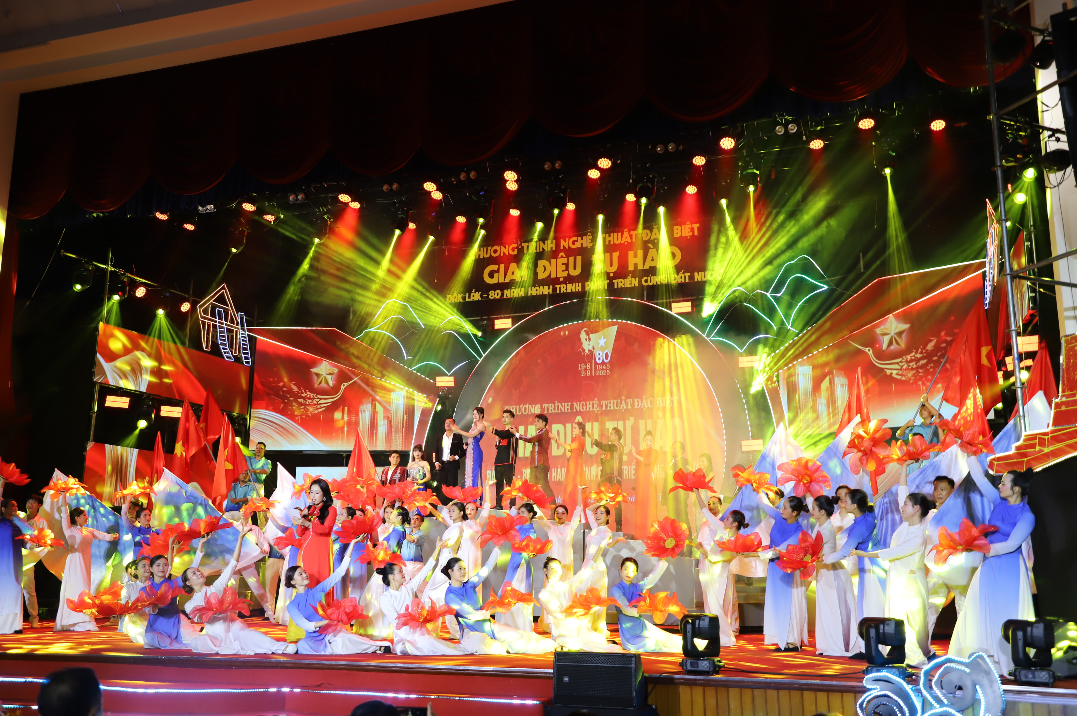 Đắk Lắk: Hàng ngàn người dân hào hứng tham dự chương trình nghệ thuật đặc biệt “Giai điệu tự hào” và “Sóng ngàn” dịp Quốc khánh 2/9