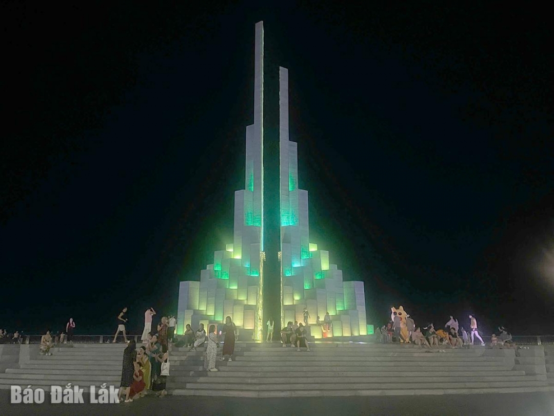 Khôi phục hệ thống đèn trang trí tại tháp Nghinh Phong