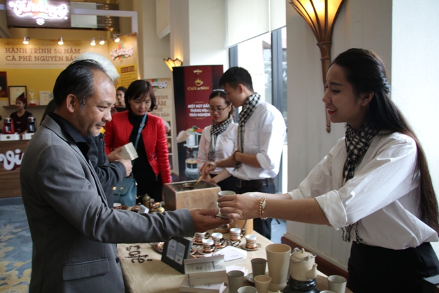 C&aacute;c đại biểu t&igrave;m hiểu v&agrave; thưởng thức c&agrave; ph&ecirc; tại buổi họp b&aacute;o